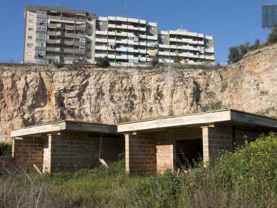 Scendendo ancora possiamo poi raggiungere gli unici due edifici del parco ancora �esistenti�...